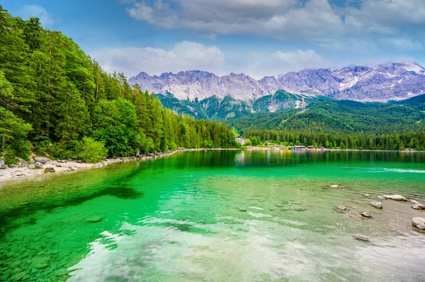 Jezioro Eibsee Górą Zugspitze Tle Piękne Krajobrazy Rajską Plażą Błękitną — Zdjęcie stockowe