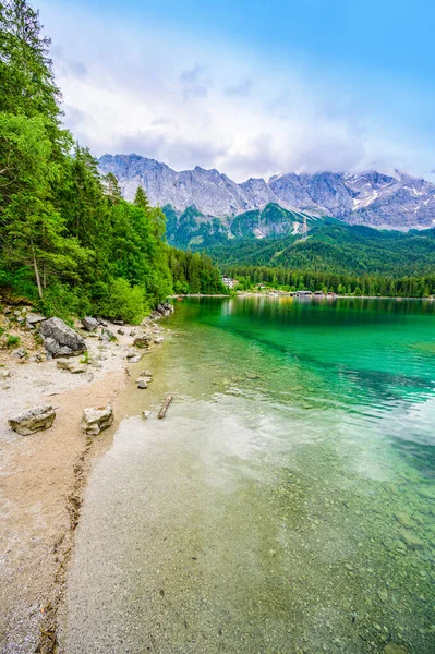 背景にZugspitze山とEibsee湖 パラダイスビーチとドイツアルプスの澄んだ青い水の美しい風景 Garmisch Partenkirchen Grainau バイエルン州 ドイツ ヨーロッパ — ストック写真