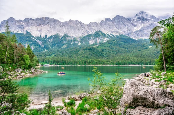 Der Eibsee Mit Der Zugspitze Hintergrund Schöne Landschaft Mit Paradiesischem — Stockfoto