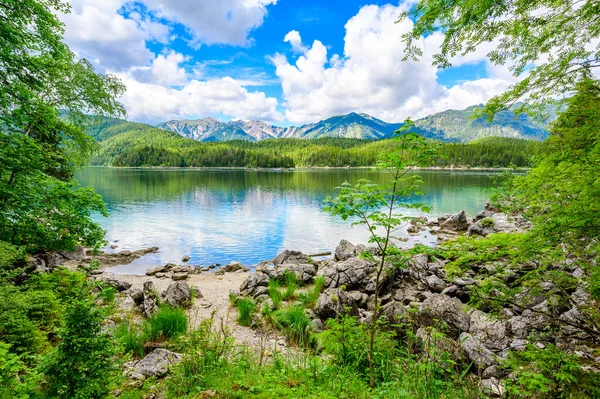 アイビュー湖のパラダイスビーチ ドイツアルプスの澄んだ青い水で美しい風景 Garmisch Partenkirchen Grainau バイエルン ドイツ ヨーロッパ — ストック写真