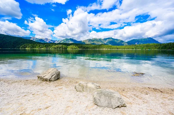 アイビュー湖のパラダイスビーチ ドイツアルプスの澄んだ青い水で美しい風景 Garmisch Partenkirchen Grainau バイエルン ドイツ ヨーロッパ — ストック写真