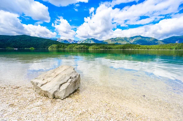 アイビュー湖のパラダイスビーチ ドイツアルプスの澄んだ青い水で美しい風景 Garmisch Partenkirchen Grainau バイエルン ドイツ ヨーロッパ — ストック写真