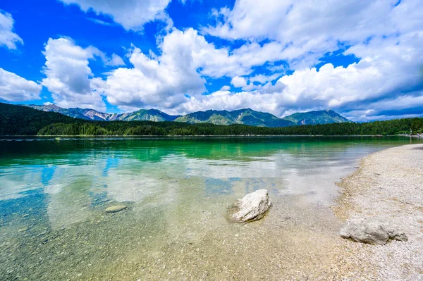 アイビュー湖のパラダイスビーチ ドイツアルプスの澄んだ青い水で美しい風景 Garmisch Partenkirchen Grainau バイエルン ドイツ ヨーロッパ — ストック写真