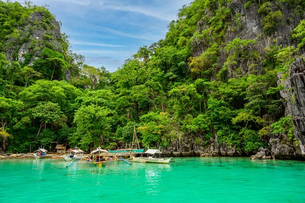 Blaues Kristallwasser Der Paradies Bucht Mit Booten Auf Dem Hölzernen — Stockfoto