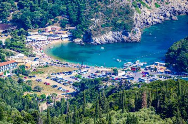 Angelokastro Şatosu 'ndan Paleokastritsa sahiline kadar uzanan manzara - Cennet sahili sahili körfezlerdeki berrak masmavi suyla - Korfu, İyon adası, Yunanistan, Avrupa