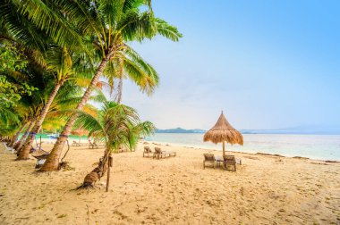 Port Barton Körfezi 'ndeki Inaladelan Adası (aynı zamanda Alman Adası olarak da bilinir), Palawan, Filipinler' de tropikal bir tatil beldesi.