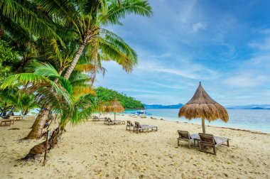 Port Barton Körfezi 'ndeki Inaladelan Adası (aynı zamanda Alman Adası olarak da bilinir), Palawan, Filipinler' de tropikal bir tatil beldesi.
