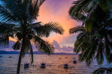 Cennet adasında gün batımında Port Barton Plajı, tropikal seyahat noktası - Port Barton, San Vicente, Palawan, Filipinler.