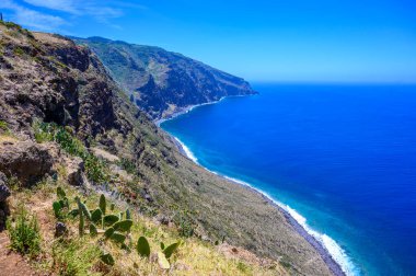 Deniz feneri Ponta do Pargo 'dan Portekiz' in Madeira adasının güzel sahillerine panoramik manzara