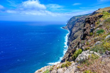 Deniz feneri Ponta do Pargo 'dan Portekiz' in Madeira adasının güzel sahillerine panoramik manzara
