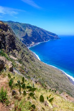 Deniz feneri Ponta do Pargo 'dan Portekiz' in Madeira adasının güzel sahillerine panoramik manzara