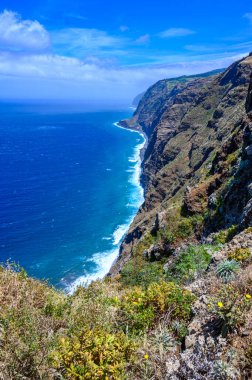 Deniz feneri Ponta do Pargo 'dan Portekiz' in Madeira adasının güzel sahillerine panoramik manzara