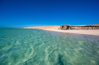 Beyaz plajlı ve kristal berrak gök mavisi suyu olan Orange Bay - Giftun adasının cennet kıyısı, Mahmya, Hurghada, Kızıldeniz, Mısır