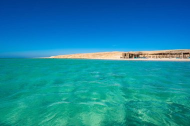 Beyaz plajlı ve kristal berrak gök mavisi suyu olan Orange Bay - Giftun adasının cennet kıyısı, Mahmya, Hurghada, Kızıldeniz, Mısır