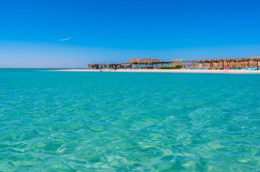 Beyaz plajlı ve kristal berrak gök mavisi suyu olan Orange Bay - Giftun adasının cennet kıyısı, Mahmya, Hurghada, Kızıldeniz, Mısır
