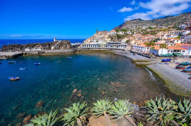 Camara de Lobos - güzel liman körfezi ve plajlı balıkçı köyü - Madeira Adası, Portekiz