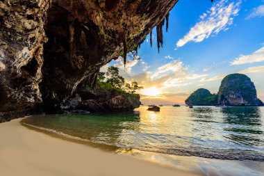 Günbatımında Phra Nang Mağara Sahili - Krabi 'nin tropikal sahili - Tayland, Asya' da Cennet Seyahat Merkezi