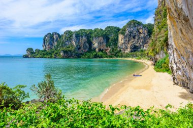 Tonsai plajı - Ao Nang 'daki Railay plajından yaklaşık 5 dakika uzaklıkta - Tayland' ın Krabi eyaletindeki cennet sahili - Tropikal seyahat merkezi