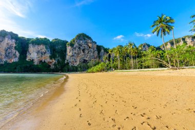 Tonsai plajı - Ao Nang 'daki Railay plajından yaklaşık 5 dakika uzaklıkta - Tayland' ın Krabi eyaletindeki cennet sahili - Tropikal seyahat merkezi