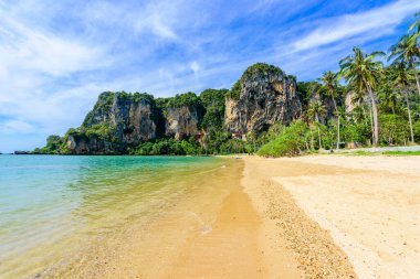 Tonsai plajı - Ao Nang 'daki Railay plajından yaklaşık 5 dakika uzaklıkta - Tayland' ın Krabi eyaletindeki cennet sahili - Tropikal seyahat merkezi