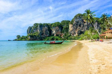Tonsai plajı - Ao Nang 'daki Railay plajından yaklaşık 5 dakika uzaklıkta - Tayland' ın Krabi eyaletindeki cennet sahili - Tropikal seyahat merkezi