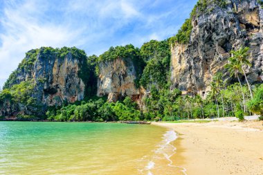 Tonsai plajı - Ao Nang 'daki Railay plajından yaklaşık 5 dakika uzaklıkta - Tayland' ın Krabi eyaletindeki cennet sahili - Tropikal seyahat merkezi