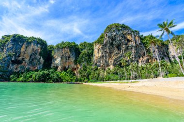 Tonsai plajı - Ao Nang 'daki Railay plajından yaklaşık 5 dakika uzaklıkta - Tayland' ın Krabi eyaletindeki cennet sahili - Tropikal seyahat merkezi