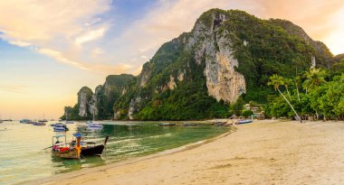 Ton Sai Sahili Cennet Koyu - Koh Phi Phi Don Adası Krabi, Tayland - Tropikal seyahat noktası