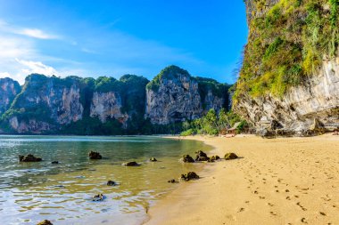 Tonsai plajı - Ao Nang 'daki Railay plajından yaklaşık 5 dakika uzaklıkta - Tayland' ın Krabi eyaletindeki cennet sahili - Tropikal seyahat merkezi