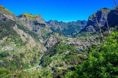 Portekiz 'in Madeira adasındaki Camara de Lobos belediyesinin Nuns Vadisi' ndeki Curral das Freiras köyünün manzarası..