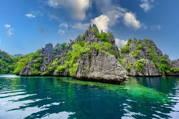 Twin Lagoon Isla Paradisíaca Con Rocas Calizas Afiladas Destino Viaje — Foto de Stock