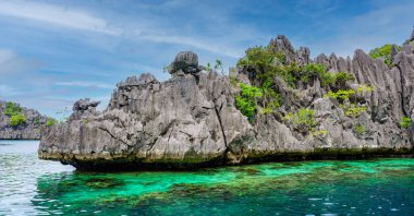 Cennet adasındaki ikiz göl, keskin kireçtaşı kayaları, tropikal seyahat yerleri - Coron, Palawan, Filipinler.