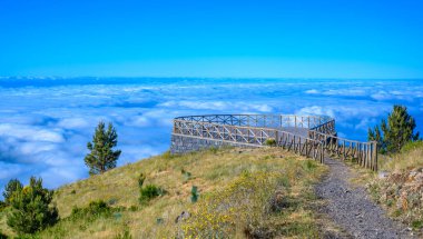 Madeira Adası - Dağlık arazinin manzara manzarası - bulutları tabove - yürüyüş ve açık hava sporları için istikamet - Portekiz
