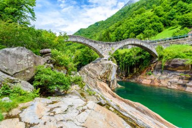 Ponte dei Salti Köprüsü 'nün Lavertezzo' daki Verzasca Nehri 'ne manzarası - Ticino' daki berrak ve turkuaz su akıntısı ve kayalar - Valle Verzasca - Tessin 'deki Vadi - İsviçre' deki seyahat noktası