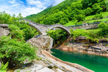 Ponte dei Salti Köprüsü 'nün Lavertezzo' daki Verzasca Nehri 'ne manzarası - Ticino' daki berrak ve turkuaz su akıntısı ve kayalar - Valle Verzasca - Tessin 'deki Vadi - İsviçre' deki seyahat noktası