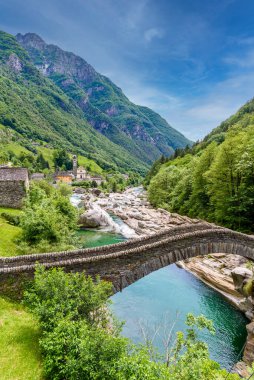 Ponte dei Salti Köprüsü 'nün Lavertezzo' daki Verzasca Nehri 'ne manzarası - Ticino' daki berrak ve turkuaz su akıntısı ve kayalar - Valle Verzasca - Tessin 'deki Vadi - İsviçre' deki seyahat noktası