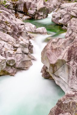 Lavertezzo 'daki Verzasca Nehri' nde uzun süre su akışı - Ticino 'daki berrak ve turkuaz su akıntısı ve kayalar - Valle Verzasca - Tessin' deki Vadi - İsviçre 'deki seyahat noktası
