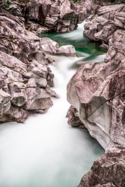 Lavertezzo 'daki Verzasca Nehri' nde uzun süre su akışı - Ticino 'daki berrak ve turkuaz su akıntısı ve kayalar - Valle Verzasca - Tessin' deki Vadi - İsviçre 'deki seyahat noktası