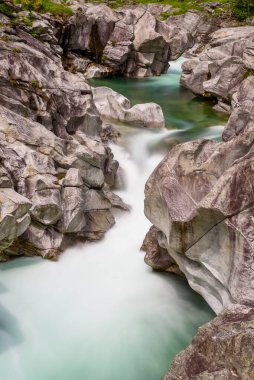 Lavertezzo 'daki Verzasca Nehri' nde uzun süre su akışı - Ticino 'daki berrak ve turkuaz su akıntısı ve kayalar - Valle Verzasca - Tessin' deki Vadi - İsviçre 'deki seyahat noktası