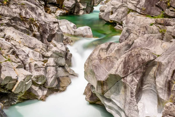 Long Exposure Flowing Water Verzasca River Laverdezzo Διαυγές Και Τυρκουάζ — Φωτογραφία Αρχείου