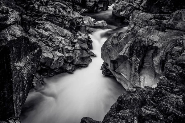 ラスピアッツォのVerzasca川で流れる水の長い露出 ティチーノのクリアでターコイズブルーの水の流れと岩 ヴァレVerzasca テッシンの谷 スイスの旅行先 — ストック写真