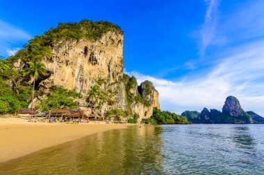 Tonsai plajı - Ao Nang 'daki Railay plajından yaklaşık 5 dakika uzaklıkta - Tayland' ın Krabi eyaletindeki cennet sahili - Tropikal seyahat merkezi