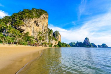Tonsai plajı - Ao Nang 'daki Railay plajından yaklaşık 5 dakika uzaklıkta - Tayland' ın Krabi eyaletindeki cennet sahili - Tropikal seyahat merkezi