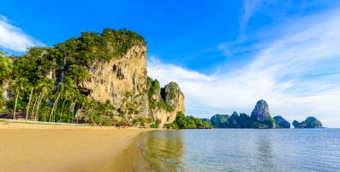 Tonsai plajı - Ao Nang 'daki Railay plajından yaklaşık 5 dakika uzaklıkta - Tayland' ın Krabi eyaletindeki cennet sahili - Tropikal seyahat merkezi