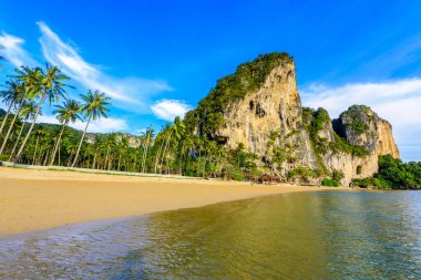 Tonsai plajı - Ao Nang 'daki Railay plajından yaklaşık 5 dakika uzaklıkta - Tayland' ın Krabi eyaletindeki cennet sahili - Tropikal seyahat merkezi