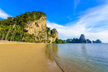Tonsai plajı - Ao Nang 'daki Railay plajından yaklaşık 5 dakika uzaklıkta - Tayland' ın Krabi eyaletindeki cennet sahili - Tropikal seyahat merkezi