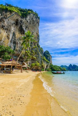 Tonsai plajı - Ao Nang 'daki Railay plajından yaklaşık 5 dakika uzaklıkta - Tayland' ın Krabi eyaletindeki cennet sahili - Tropikal seyahat merkezi