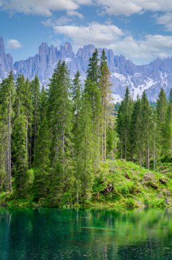 Karersee 'deki cennet manzarası (Lago di Carezza Gölü, Carezza Gölü) İtalya' nın Latemar Dağı 'ndaki Dolomites şehrinde, Bolzano Dağı' nda. Mavi ve kristal su. Avrupa 'nın seyahat hedefi.