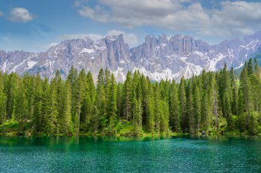 Karersee 'deki cennet manzarası (Lago di Carezza Gölü, Carezza Gölü) İtalya' nın Latemar Dağı 'ndaki Dolomites şehrinde, Bolzano Dağı' nda. Mavi ve kristal su. Avrupa 'nın seyahat hedefi.