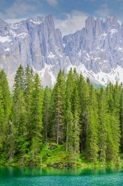 Karersee 'deki cennet manzarası (Lago di Carezza Gölü, Carezza Gölü) İtalya' nın Latemar Dağı 'ndaki Dolomites şehrinde, Bolzano Dağı' nda. Mavi ve kristal su. Avrupa 'nın seyahat hedefi.